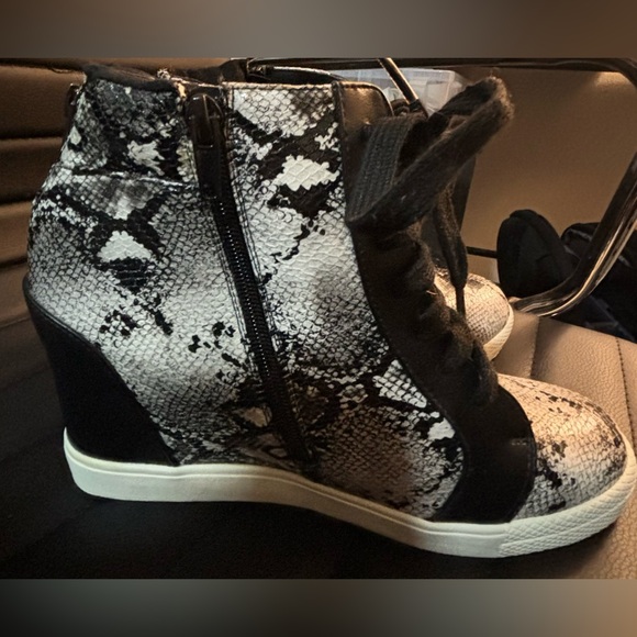 Torrid NWOB Sexy Python Faux Snake Print. Invisible wedge. Size 7 1/2 - Picture 5 of 9